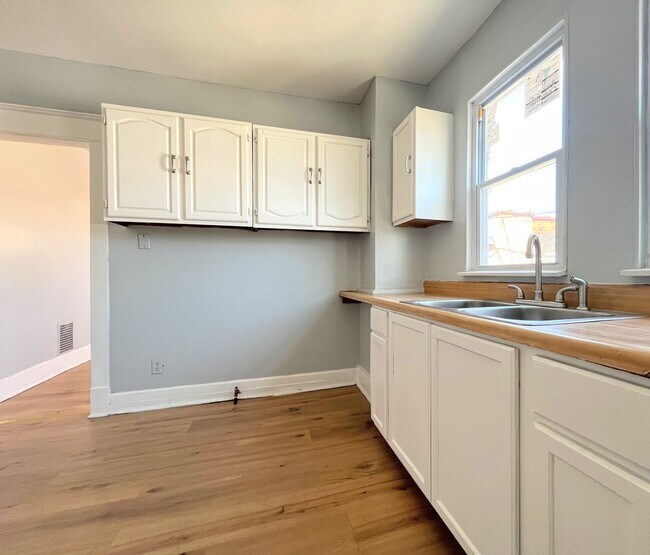 Foto del edificio - 4-Bed Single Family Home Available in University District