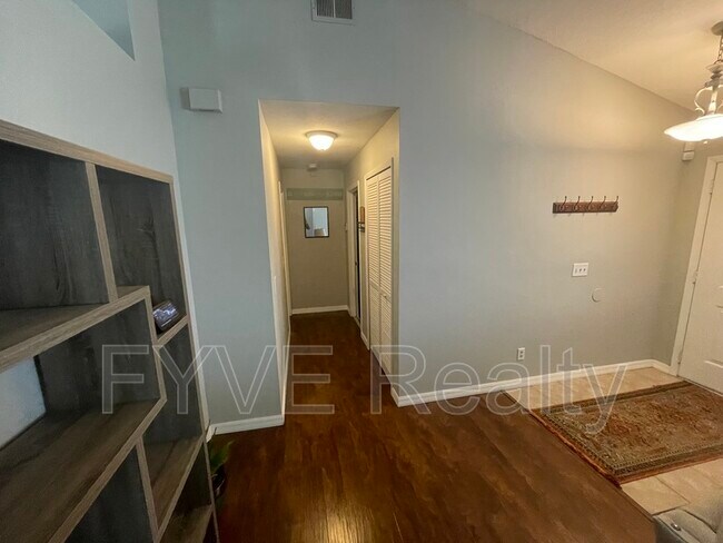 Foto del edificio - 343 Red Rose Cir