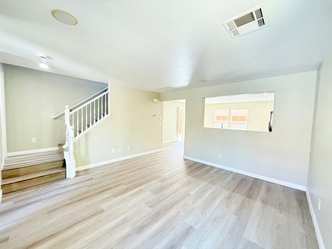 Foto del edificio - Cozy and charming 3-bedroom, 2.5-bath home