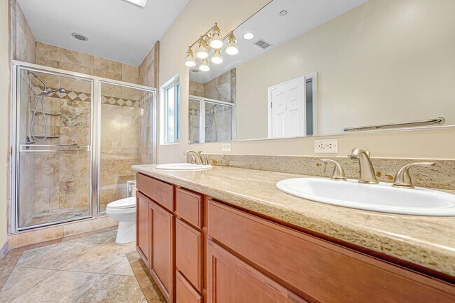 Building Photo - Spacious 3 Bedroom 2.5 Bath Available Now!