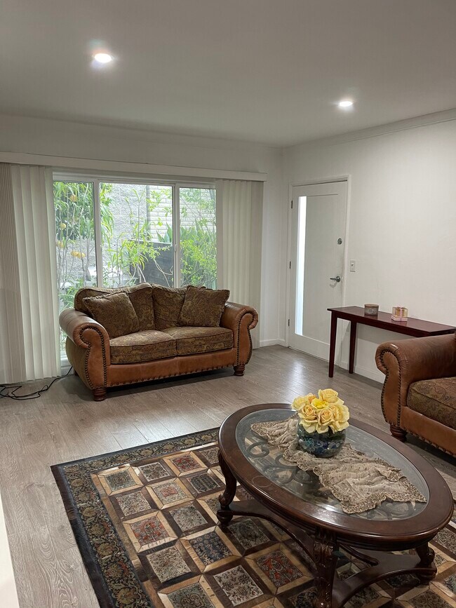 Foto del edificio - 10919 Ayres Ave