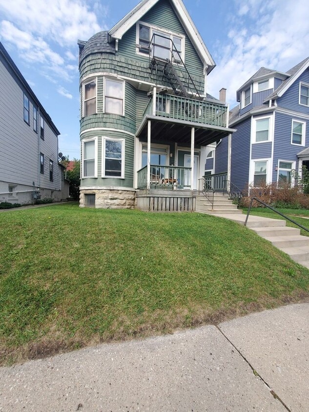 Foto principal - 1655 N Van Buren St