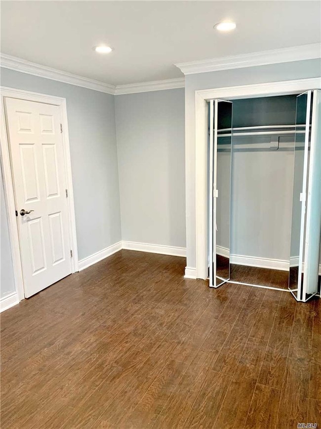 Foto del edificio - 531 Old Country Rd