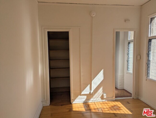 Foto del edificio - 634 S Gramercy Pl