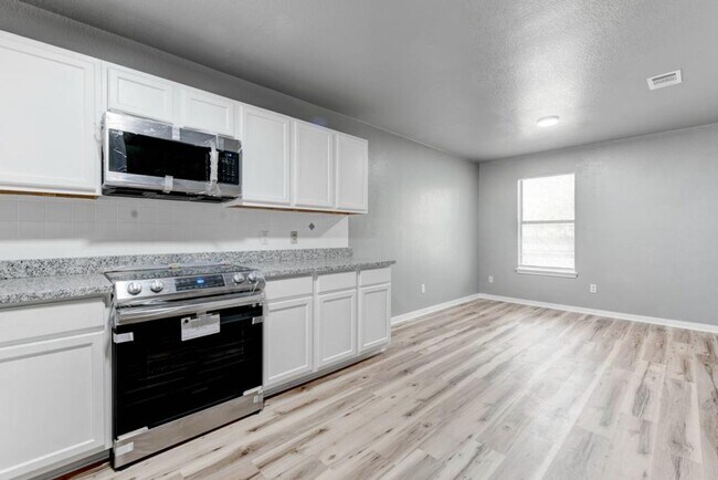 Foto del edificio - AVAILABLE NOW; APPLY AT OUR WEBSITE TODAY!