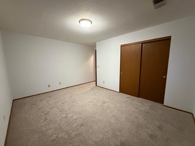 Foto del edificio - 4819 Azelia Ave N