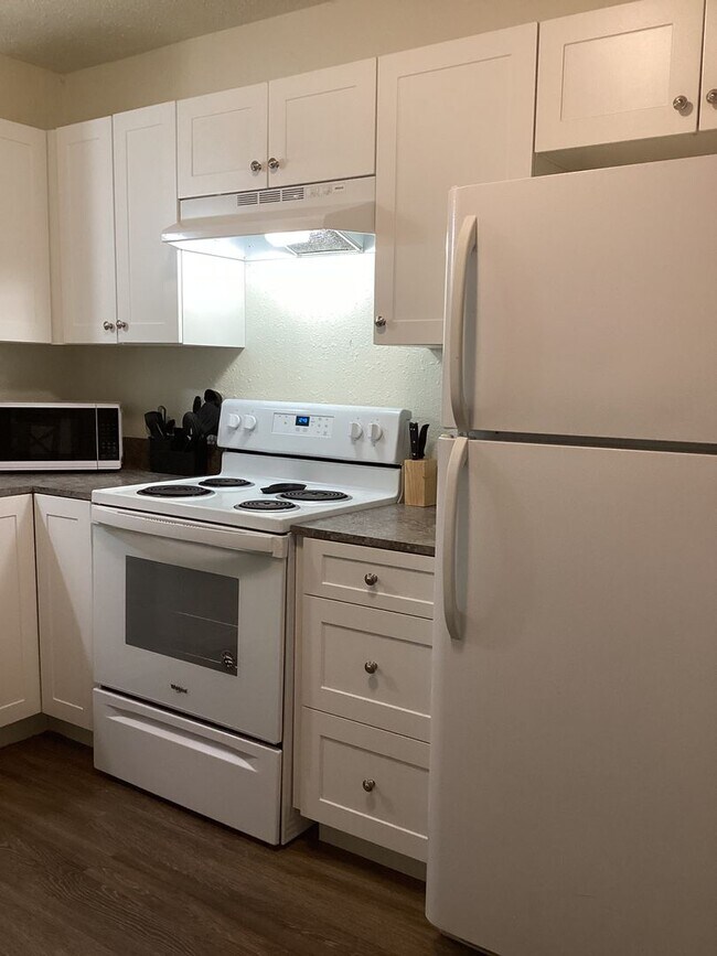 Foto del edificio - 2 Bed 1 bath Apartment  on Quiet Street and Close to ENMU!