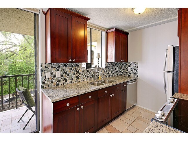 Foto del edificio - 4561 Lake Washington Blvd NE