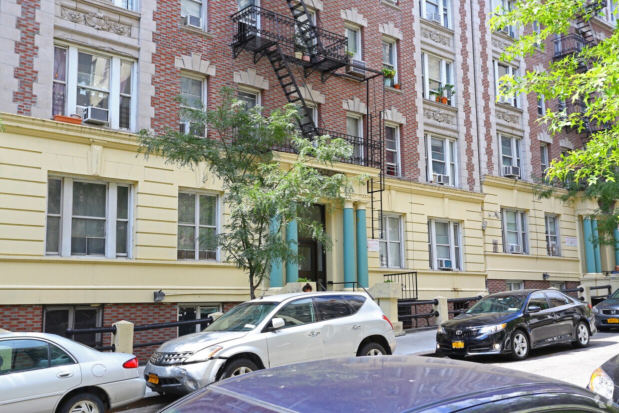Building Photo - 716 W 180th St