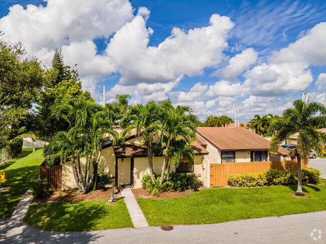Building Photo - Foxwood Estates