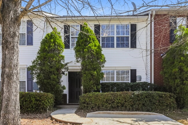 Building Photo - 2286 Strathmoor Manor Dr
