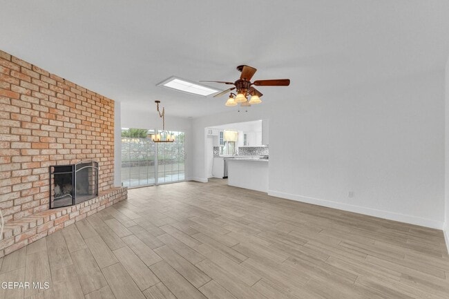 Building Photo - Come to check this beautiful house 4 bedrooms, possible 5th bed and 3 baths.