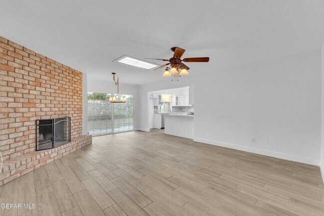 Foto del edificio - Come to check this beautiful house 4 bedrooms, possible 5th bed and 3 baths.
