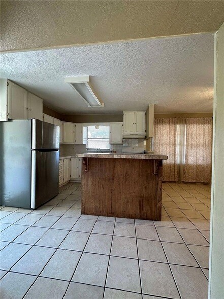 Building Photo - 2022 Wesley Dr