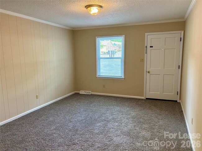 Building Photo - 1388 Roundtree Ln