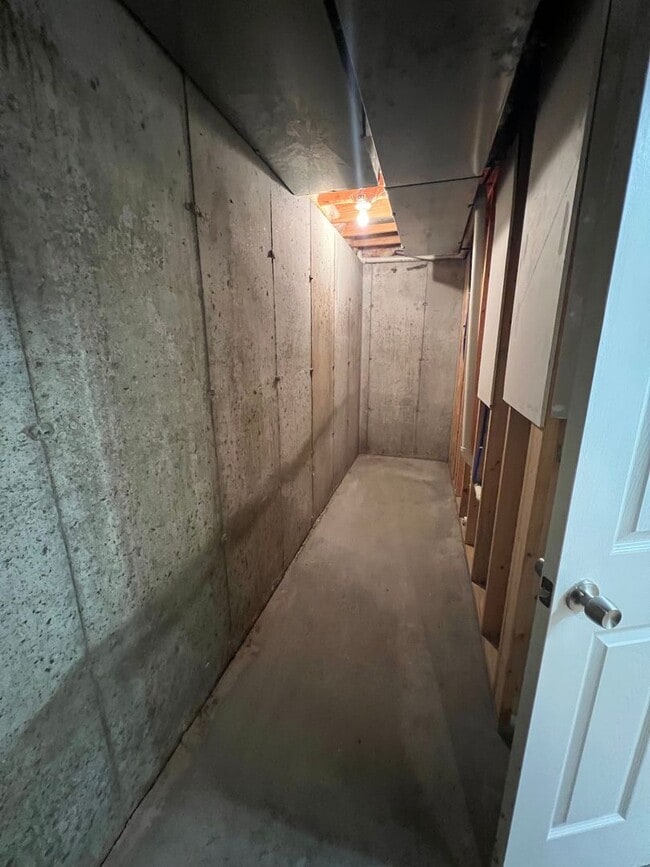 Building Photo - 3 Bedroom 2 bath 2 car garage house