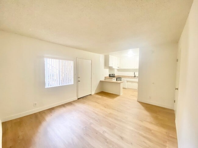 Building Photo - Cozy 1 bedroom unit located in Canoga Park!