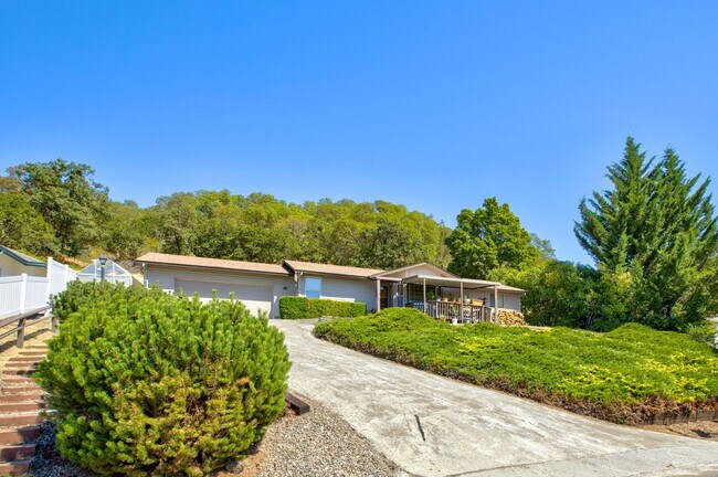 Building Photo - 3 bedroom 2 bath home in NE Roseburg