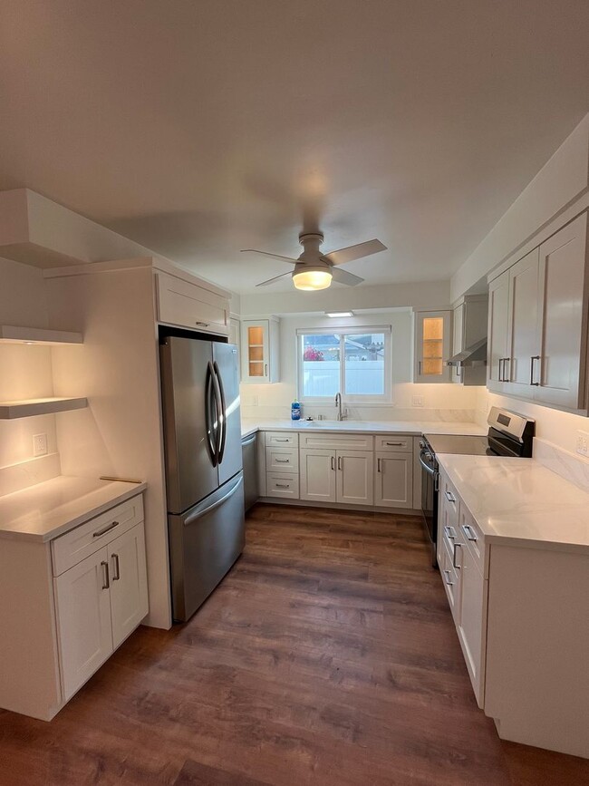 Foto del edificio - RARELY AVAILABLE! STUNNING 3BD/2BA ON CORO...