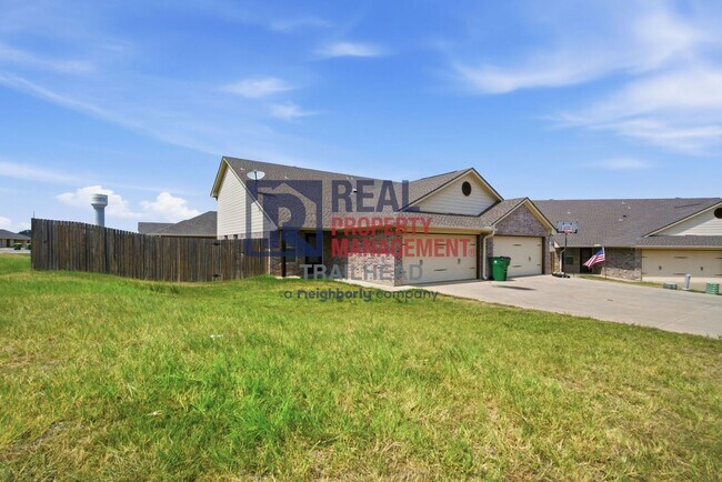 Building Photo - 901 Dart Ct