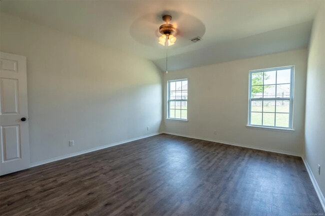 Building Photo - 2708 W Fredericksburg St