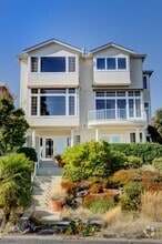 Building Photo - 2221 W Viewmont Wy W