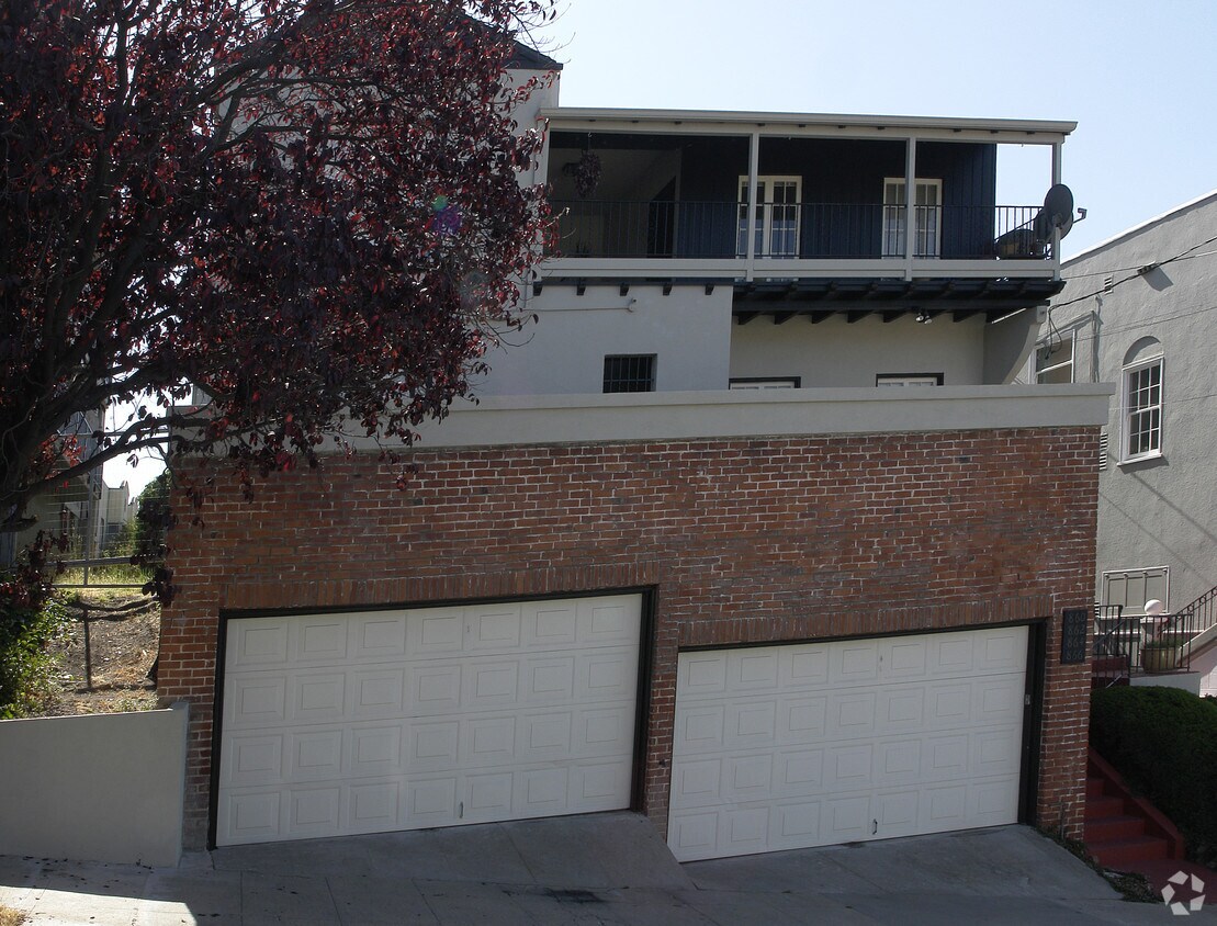 Building Photo - 860-866 Vermont St