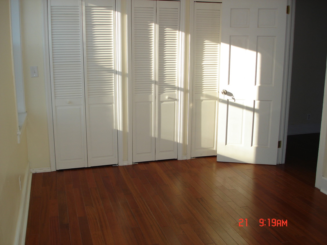 Bedroom w/closet - 604 Irving Ave