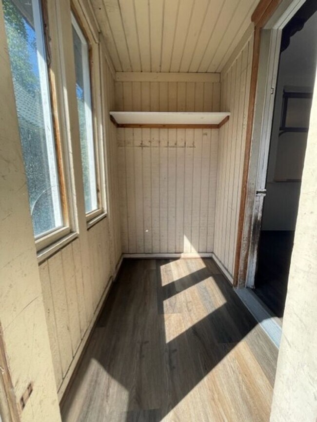 Building Photo - Downtown 2 Bedroom Home!