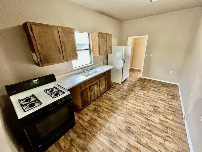 Building Photo - 716 E 9th St