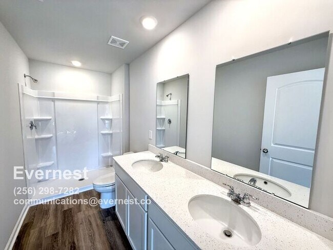 Building Photo - Charming One-Story Home with Garage and Co...