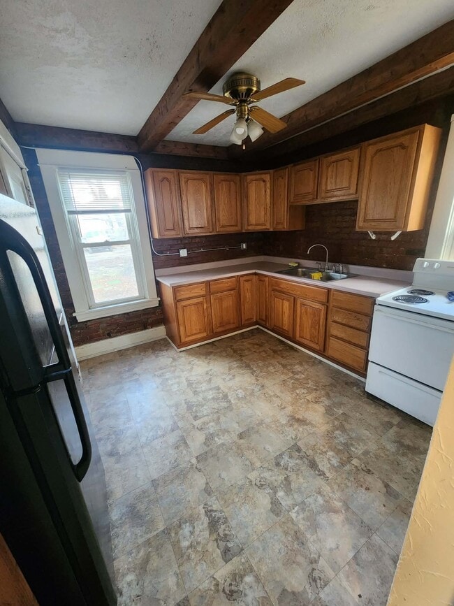 Building Photo - 427 1st St