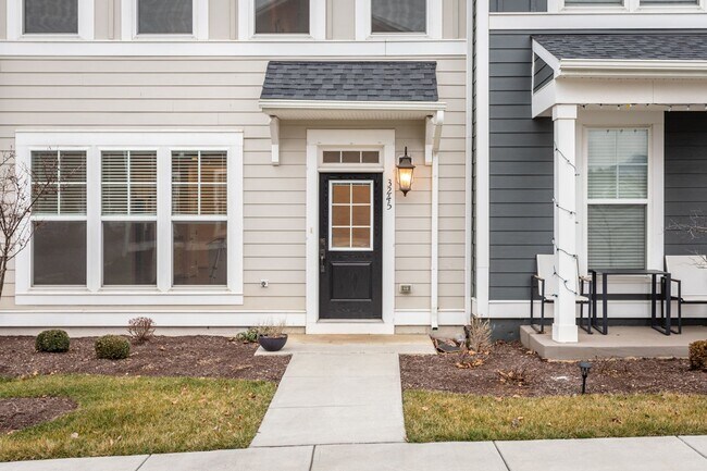 Building Photo - Luxury Townhouse
