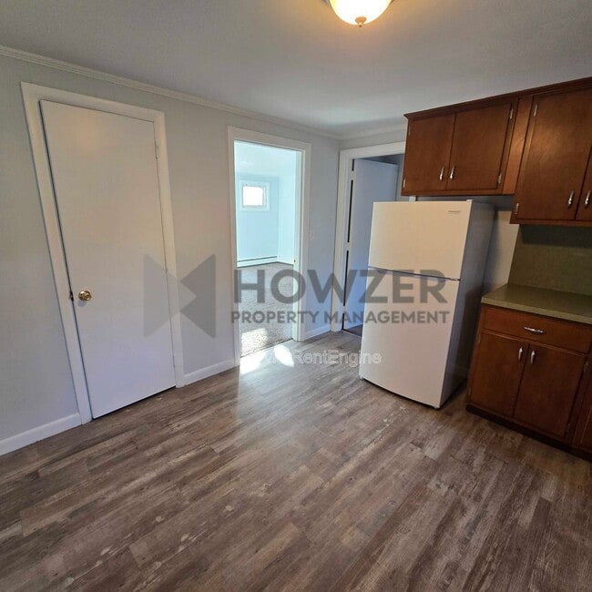 Building Photo - 560 W Main St