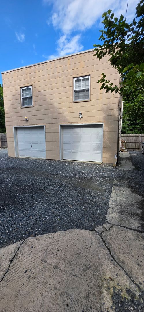 Building Photo - Detached Garage Appt. on  Beautiful Camden Ave.