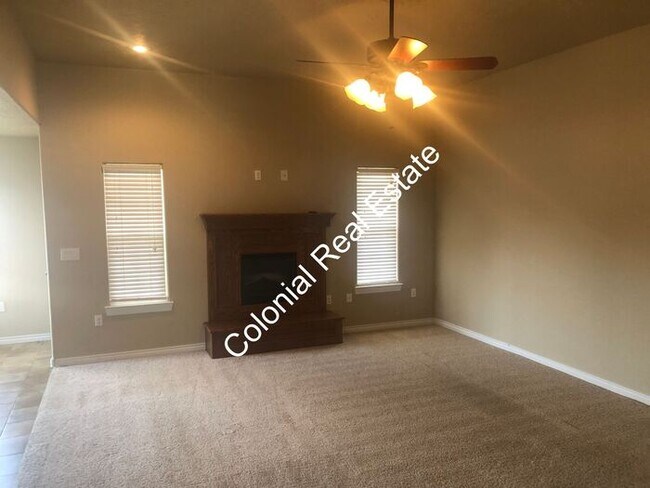 Building Photo - Beautiful and spacious 3 bedroom 2 bathroo...