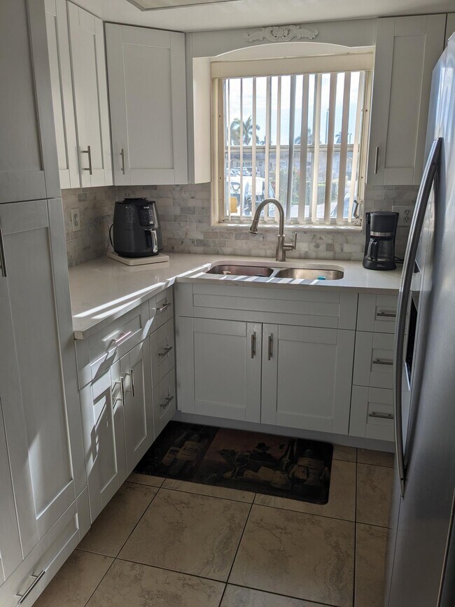 Building Photo - 2660 Barkley Dr E