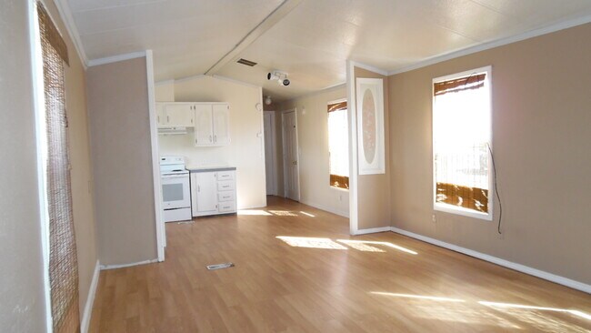 Building Photo - 9885 N Log Rd