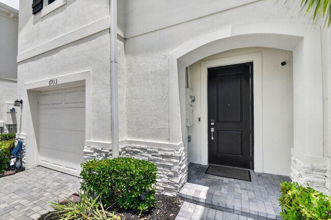 Foto del edificio - 6933 Harbours Edge Ave