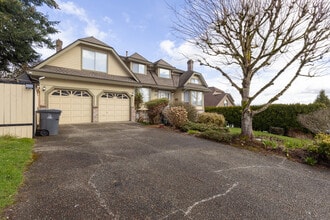 Building Photo - 15081-15073 73 Ave