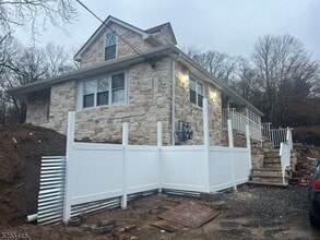 Building Photo - 94 Garside Ave