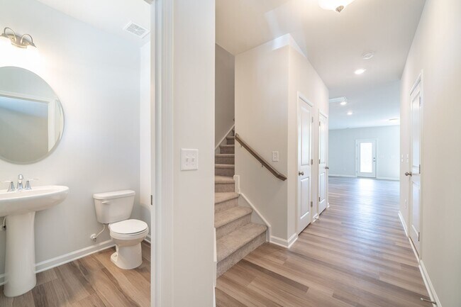 Building Photo - Available 12/14/2024! Gorgeous 3br/2.5ba T...