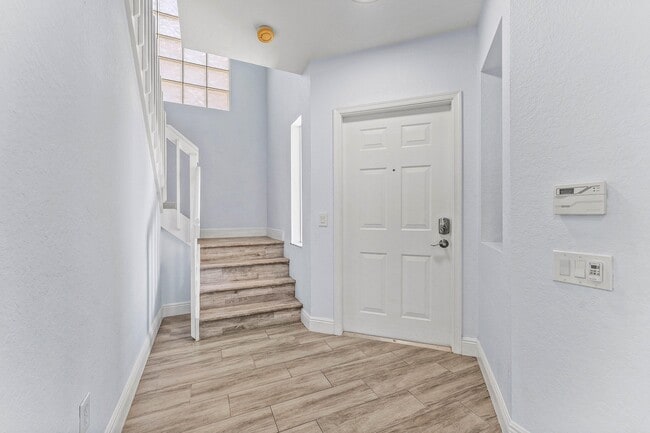 Foto del edificio - 5477 Queenship Ct