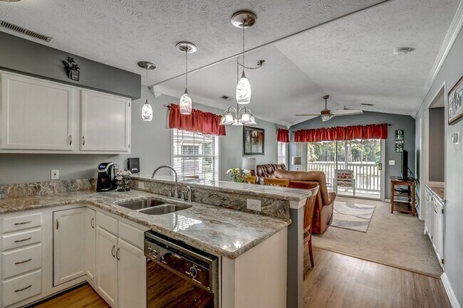 Building Photo - 549 White River Dr