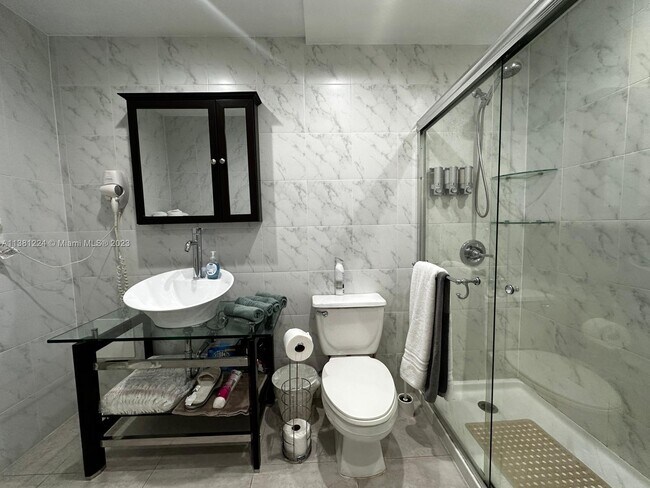 Foto del edificio - 19370 Collins Ave