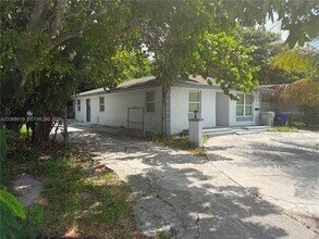 Building Photo - 2910 NW 6th Ct