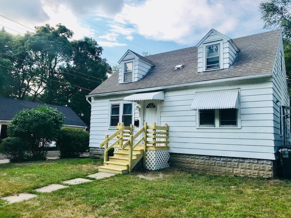 Primary Photo - 825 Albert St