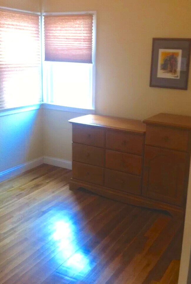 Building Photo - 1749 Akron St