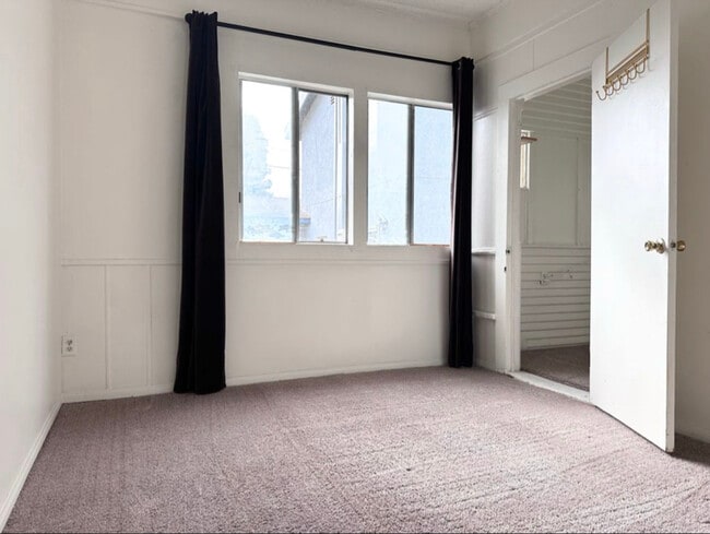 Building Photo - 1016 W 108th St