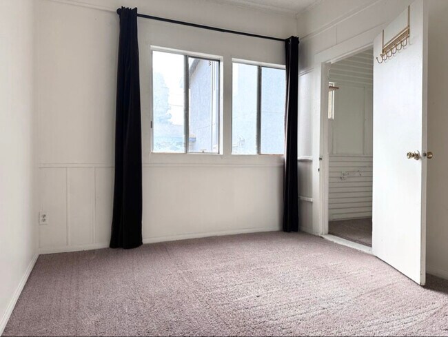 Foto del edificio - 1016 W 108th St